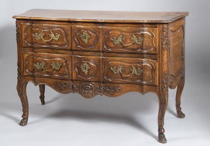 Commode en noyer à façade à arbalète et côtés...