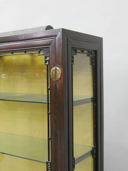 Vitrine en bois de fer ouvrant à 4 portes...