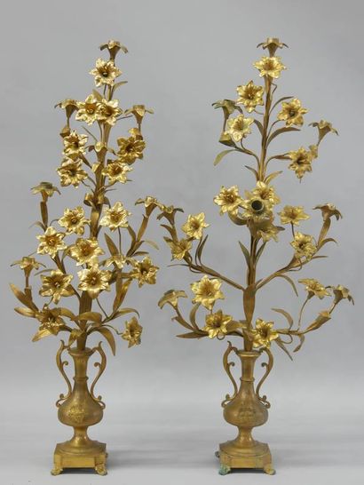 Paire de candélabres en métal doré àdé cor...