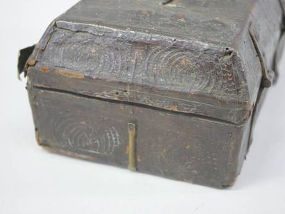 Petit coffre de voyage en bois gainé de cuir...