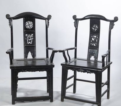 Paire de fauteuils en bois peint noir à dossiers...