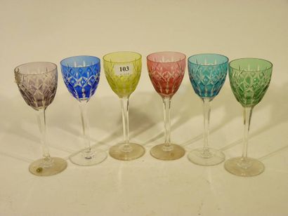 6 grands verres en cristal taillé et teinté...