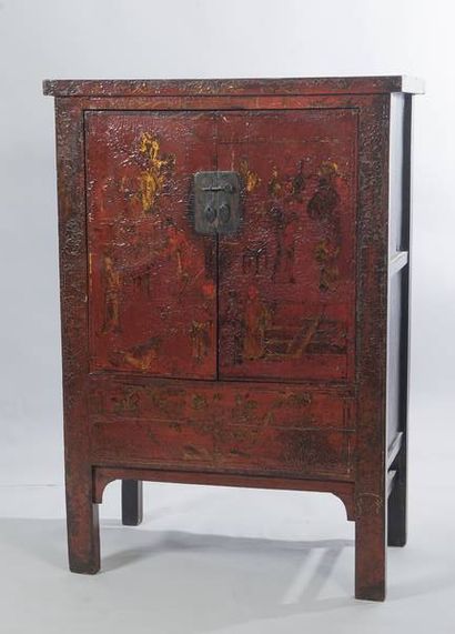 Cabinet en laque rouge à décor de scène animée,...