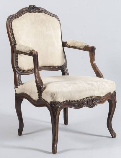 Petit fauteuil à dossier plat mouluré et...