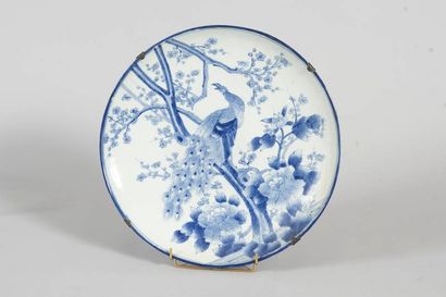 Plat rond en faïence à décor d'un paon sur...