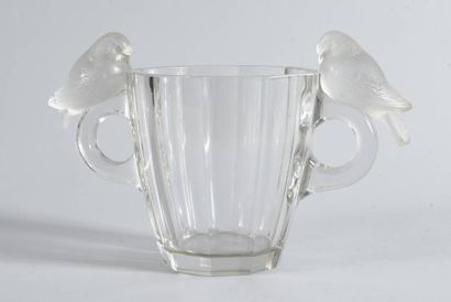 LALIQUE - Vase à anses en cristal à décor...