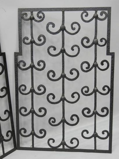 Paire de grilles en fer forgé martelé à décor...