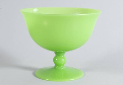 Coupe sur piédouche en opaline verte
(légères...
