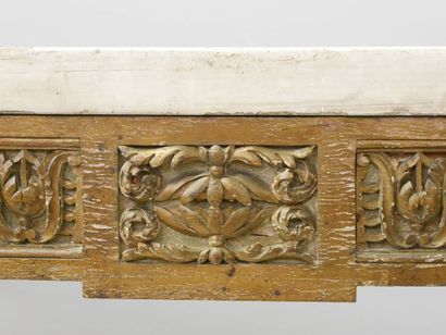 Console en bois sculpté et doré reposant...