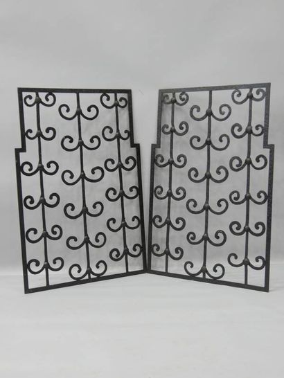 Paire de grilles en fer forgé martelé à décor...