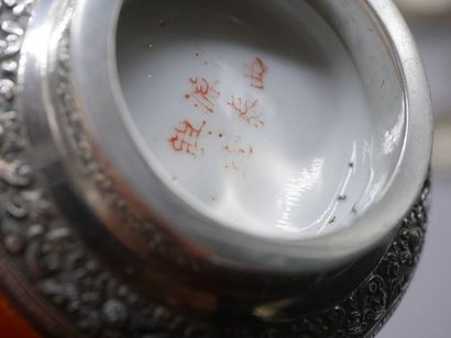 Tasse en porcelaine à monture et soucoupe...