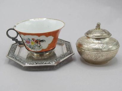 Tasse en porcelaine à monture et soucoupe...