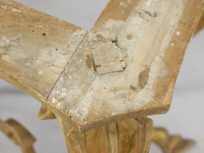 Console galbée en façade en bois sculpté...
