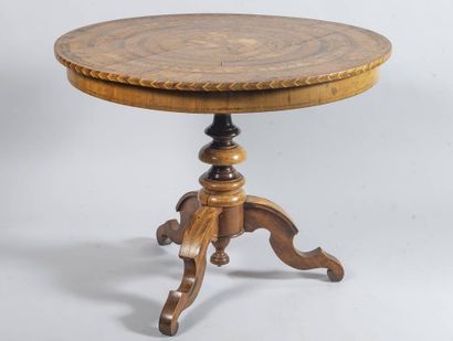 Guéridon à bandeau en bois naturel et marqueterie...
