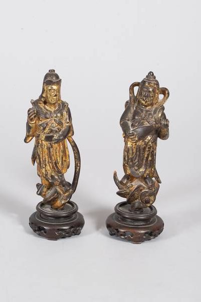 Paire de statuettes asiatiques en bois laqué...