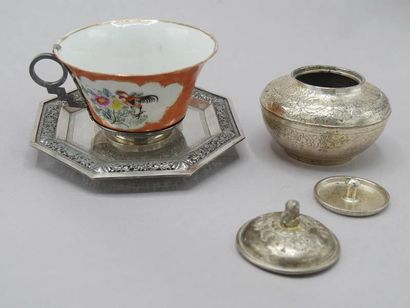 Tasse en porcelaine à monture et soucoupe...