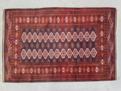 Petit tapis insolé en laine à 26 motifs
150...