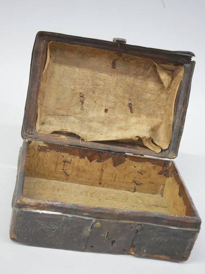 Petit coffre de voyage en bois gainé de cuir...