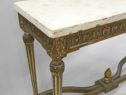 Console en bois sculpté et doré reposant...