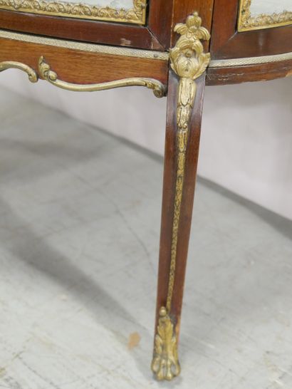 Vitrine en bois de placage et garniture de...
