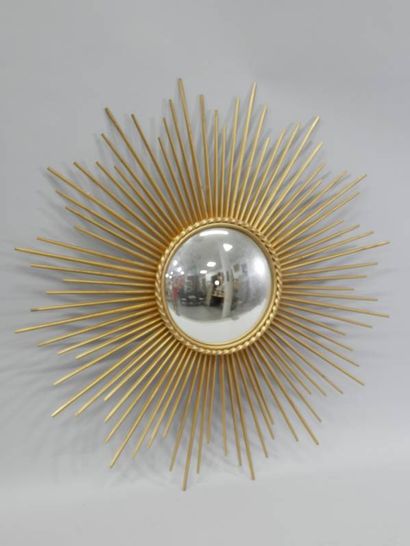Miroir sorcière en métal doré et torsadé.
Diam...