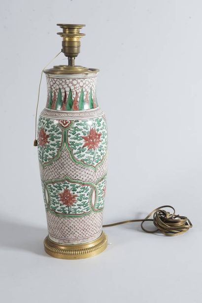 Vase en porcelaine monté en lampe à décor...