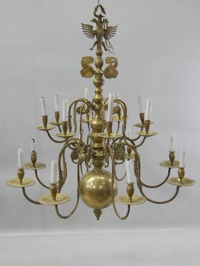 Lustre en laiton orné sur un fût d'un aigle...