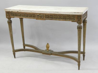 Console en bois sculpté et doré reposant...