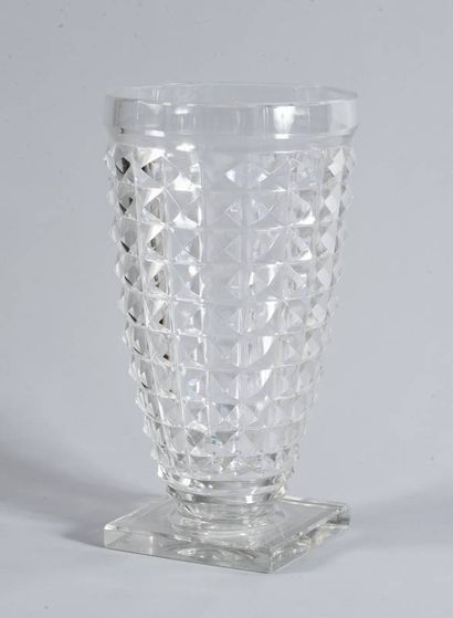 SAINT LOUIS - Grand vase corné en cristal...