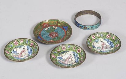 Lot de 4 coupelles et d'un bracelet en émaux...