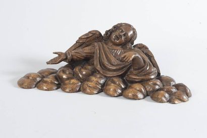 Elément en bois sculpté représentant un angelot...