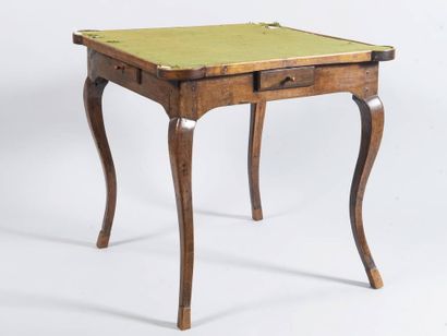 Table à jeux en noyer ouvrant à 4 tiroirs...