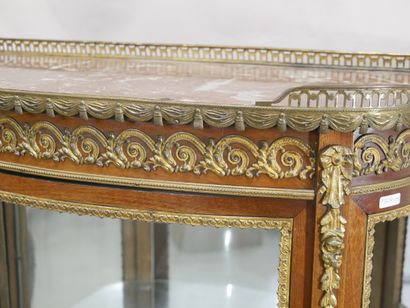 Vitrine en bois de placage et garniture de...