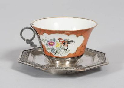 Tasse en porcelaine à monture et soucoupe...