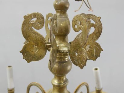 Lustre en laiton orné sur un fût d'un aigle...