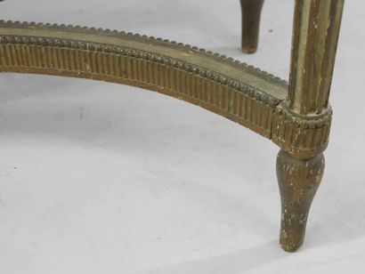 Console en bois sculpté et doré reposant...