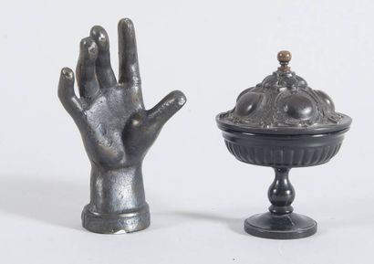 Presse-papier figurant une main en bronze...
