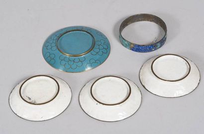 Lot de 4 coupelles et d'un bracelet en émaux...
