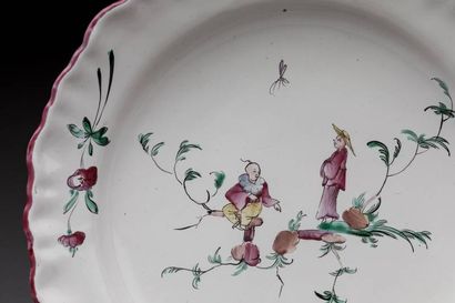 Paire d'assiettes en faïence à décor au chinois,...