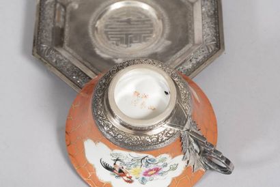Tasse en porcelaine à monture et soucoupe...