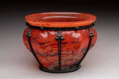 Dans le goût de DAUM et MAJORELLE
Vase en...