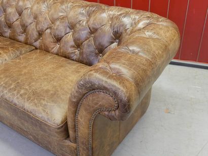 TRAVAIL MODERNE DANS LE GOUT CHESTERFIELD
Large...