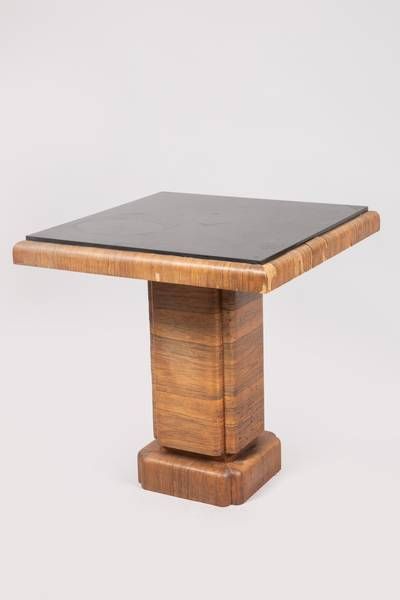 TRAVAIL DES ANNÉES 1930
Table d'appoint moderniste...