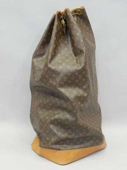 LOUIS VUITTON - Très grand sac de voyage...