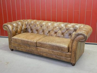 TRAVAIL MODERNE DANS LE GOUT CHESTERFIELD
Large...