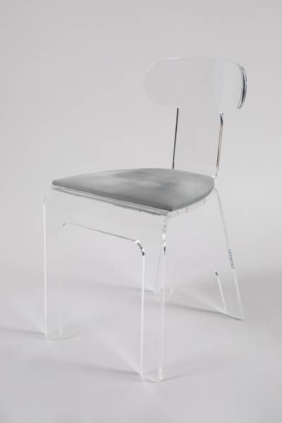 DANS LE GOÛT DE ROMÉO 
Chaise en altuglas.
L'assise...