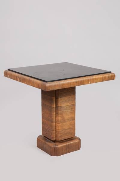 TRAVAIL DES ANNÉES 1930
Table d'appoint moderniste...