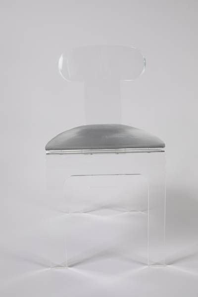 DANS LE GOÛT DE ROMÉO 
Chaise en altuglas.
L'assise...