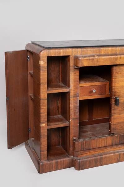 TRAVAIL DES ANNÉES 1930
Mobilier de salle...
