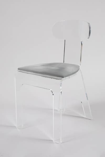 DANS LE GOÛT DE ROMÉO 
Chaise en altuglas.
L'assise...
